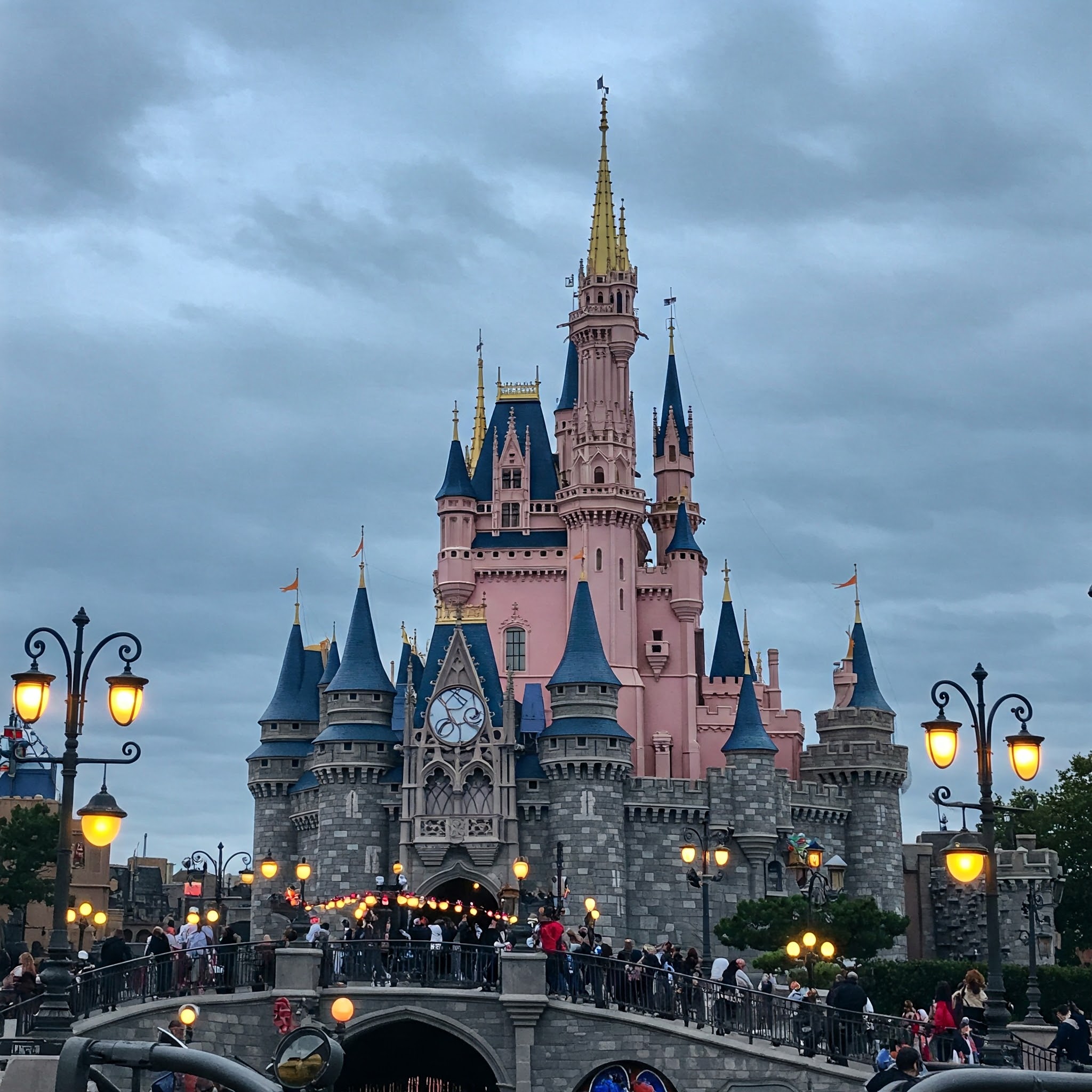 Acompanhando a Disney e o Mercado: Informação e Decisões Conscientes