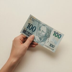 O que acontece se você investir R$ 100 por mês durante 20 anos
