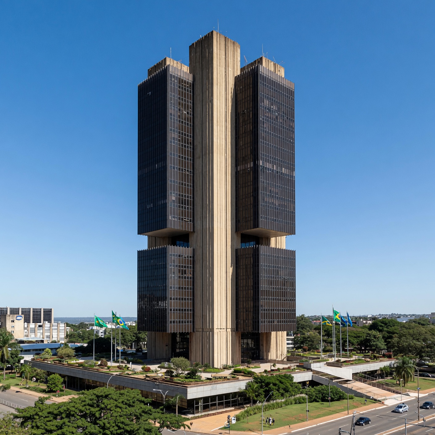 Juros altos continuam pressionando empresas e consumidores